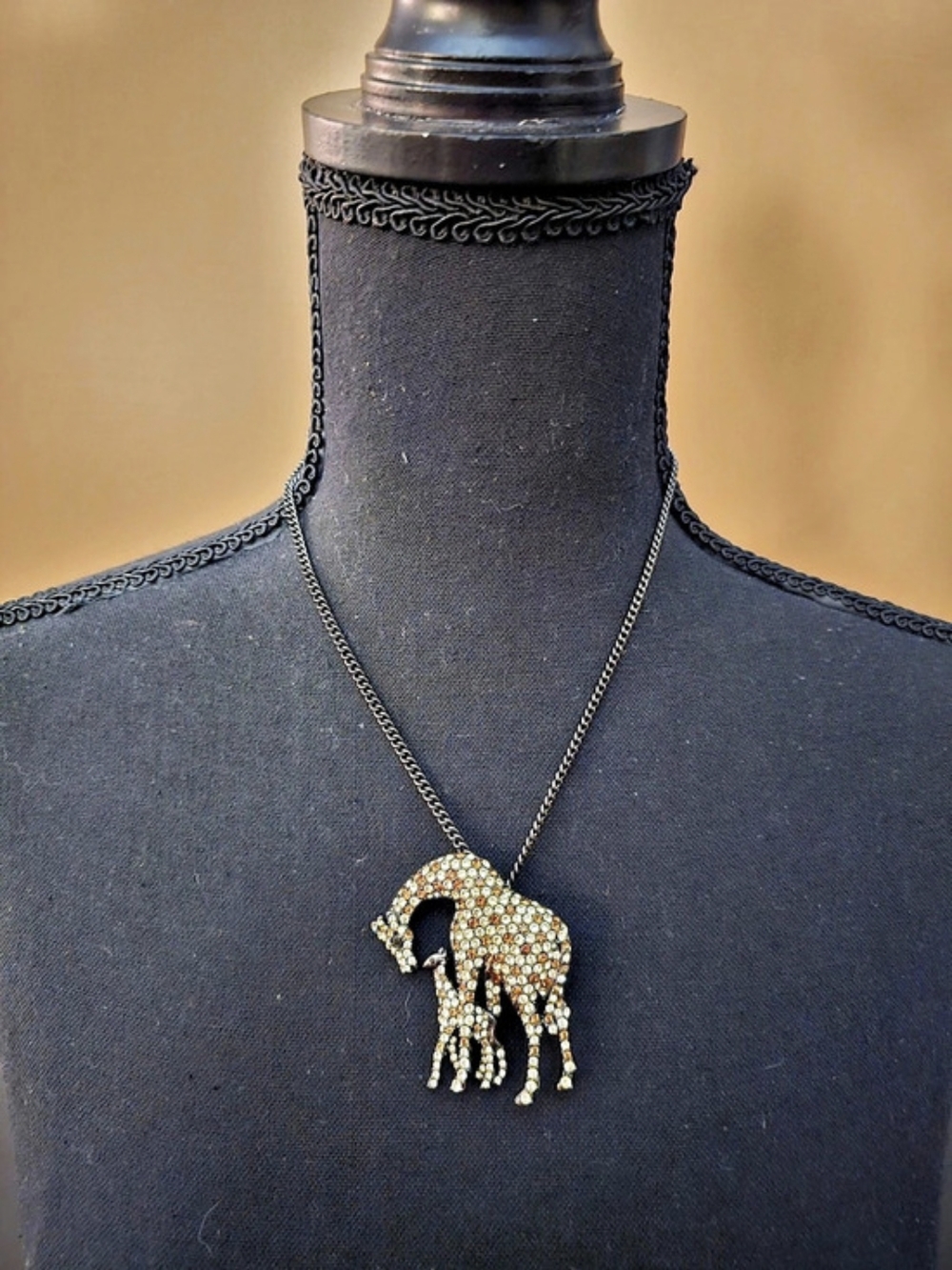 Off Park Vintage Elephant Pendant Necklace Pavé Rhinestones ✨️